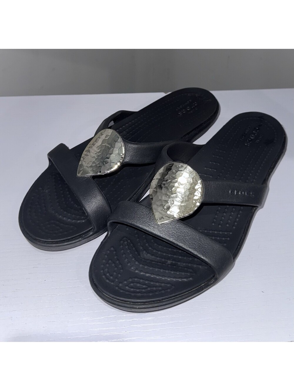 CROCS Sanrah Sandals Women’s Size 6 Hammered Silver Circle Embellished MINT EUC